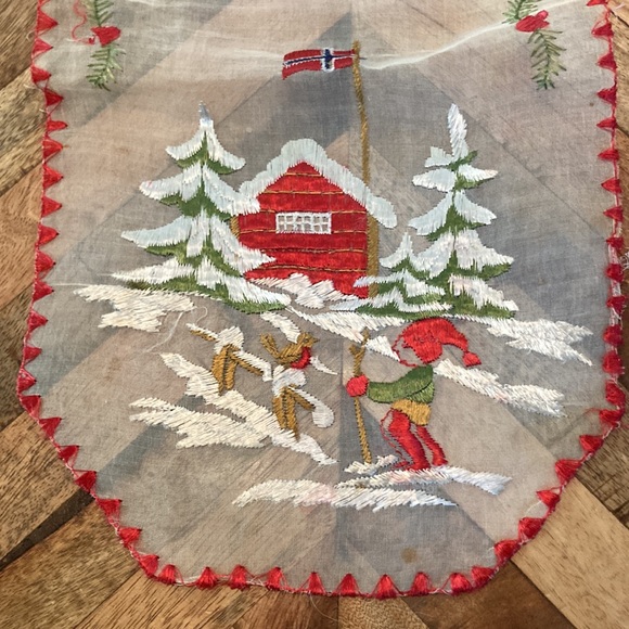 Very old vintage Christmas tabletop linen - Picture 2 of 6